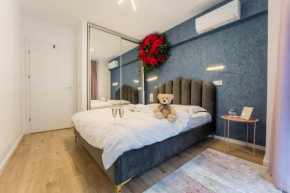Blue Spot I Pipera